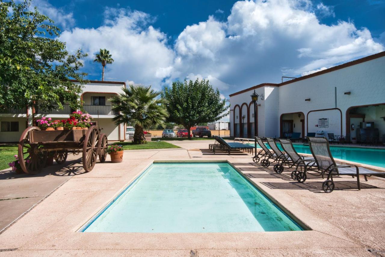 Hotel Hacienda Nuevo Casas Grandes Bagian luar foto