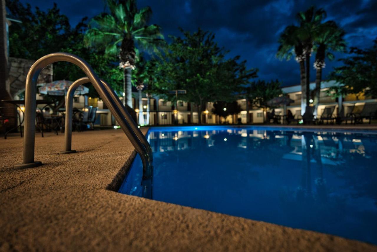 Hotel Hacienda Nuevo Casas Grandes Bagian luar foto