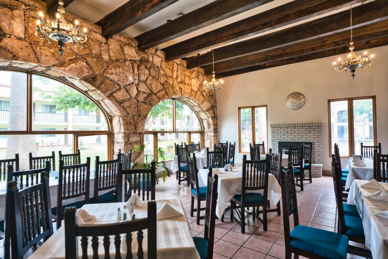 Hotel Hacienda Nuevo Casas Grandes Bagian luar foto